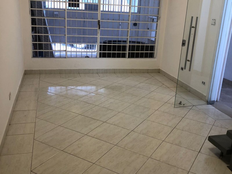 Casa sobrado no Campo Belo com 3 dormitórios sendo uma suíte   1 banheiro  E terraço no andar superior   No andar térreo  1 sala  Cozinha  1 quarto  Banheiro  Corredor  Garagem para 2 carros.