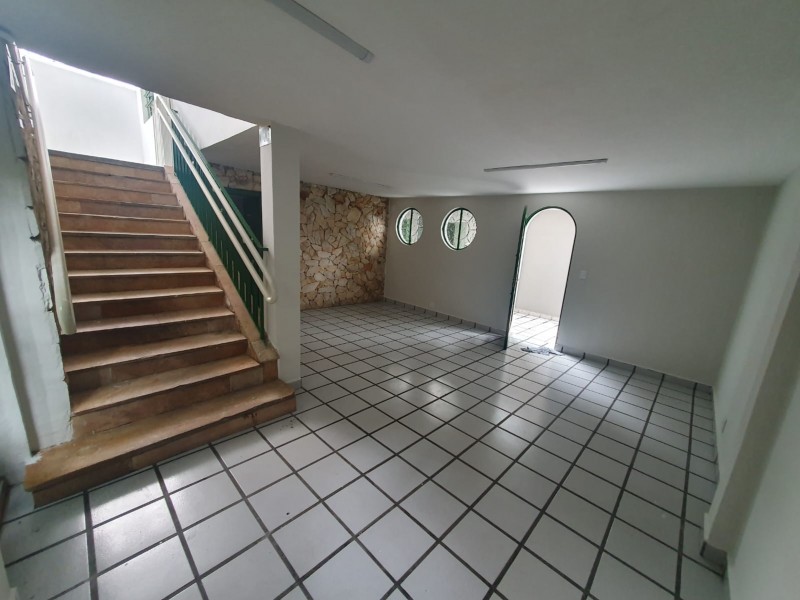 aluguel de ampla residência, recém-reformada, a dois quarteirões do Metrô Santo Amaro,  Rua tranquila e segura, 12 salas, 5 banheiros, sala de reunião, copa, cozinha e laboratórios. Estacionamento para 4 veículos