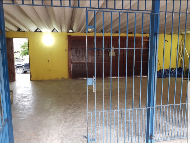 Terreno em Interlagos com uma garagem com 100m2 de área construída e 150 m2 de área livre.