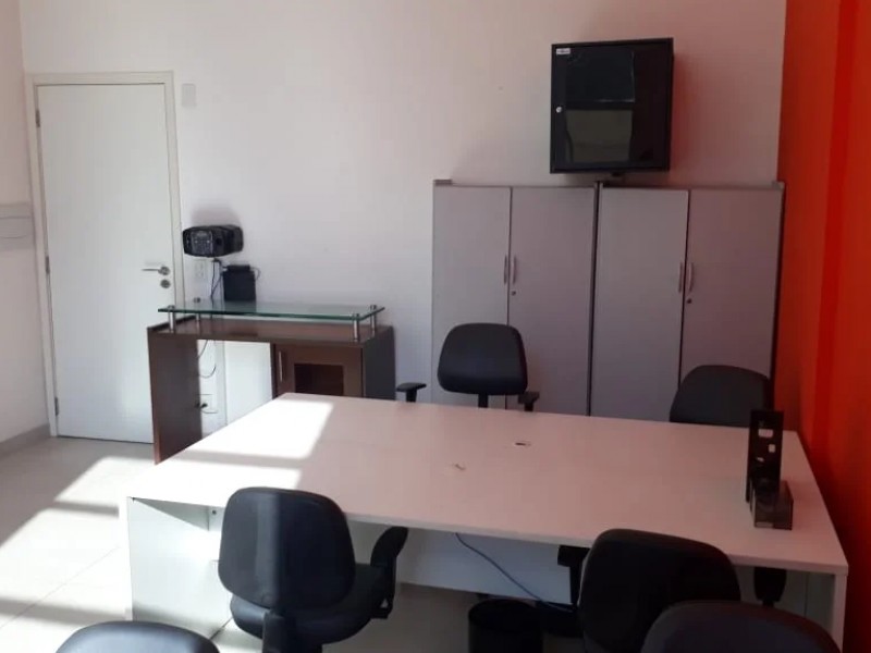 CONJUNTO COMERCIAL EM SANTO AMARO