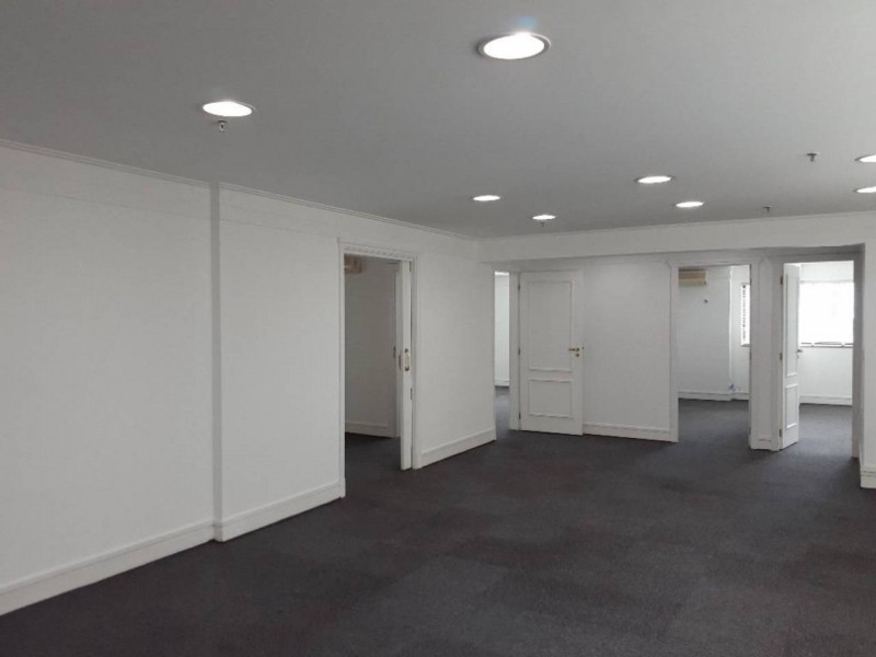 Conjunto comercial no Jardim Paulista com 4 banheiros 4 vagas de garagem 122 metros.