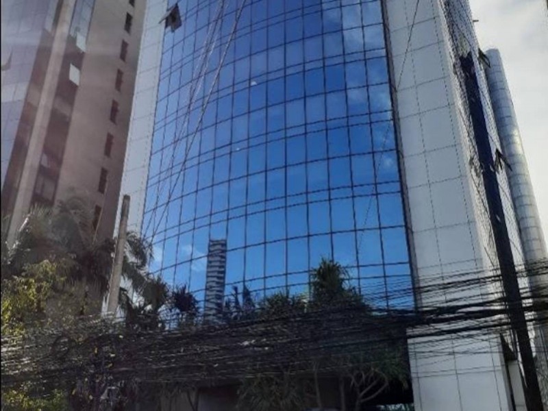 Conjunto comercial na Vila Olimpia com 4 banheiros e 8 vagas e 299 metros .