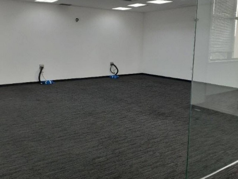 Sala comercial no Brooklin Paulista com 5 banheiros, sala, carpete e 4 vagas de garagem proprias.