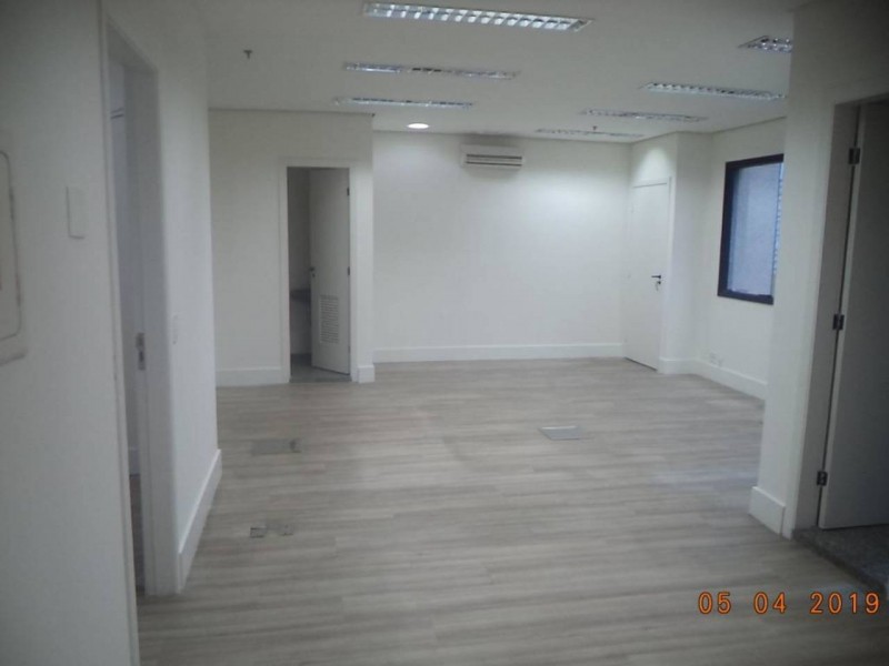 Conjunto comercial na Vila Olímpia com 01 vaga 02 banheiro 1 sala.