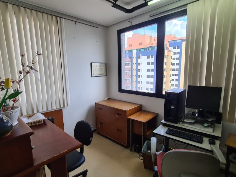 Conjunto comercial na Saúde com 225,60 metros 01 copa 02 banheiros. 